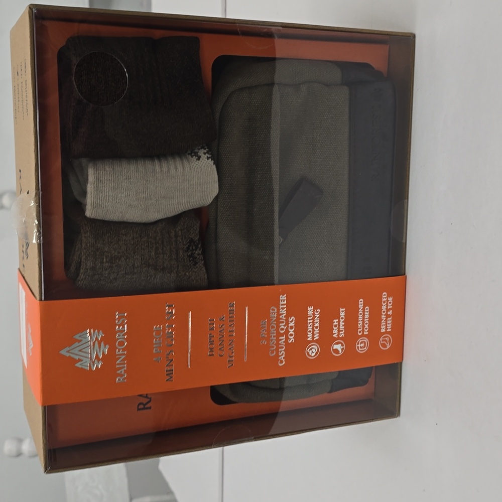 NIB Rainforest Men's 4 pieces Set 3 Cushioned Quarter Socks 1 Canvas Dopp Kit